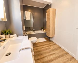 Welcoming 2 bedroom stay with parking - 1