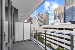 Gaslamp Studio · Private Balcony & King Bed - 7