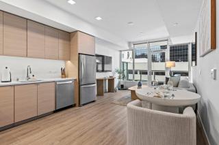 Gaslamp Studio · Private Balcony & King Bed - 4