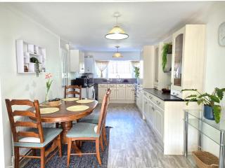 Bright and spacious 3 Bed House, Sleeps 5, Parking, Wi-Fi, close to Peterborough City Centre - Peterborough - 5