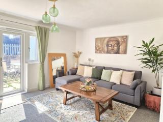 Bright and spacious 3 Bed House, Sleeps 5, Parking, Wi-Fi, close to Peterborough City Centre - Peterborough - 0