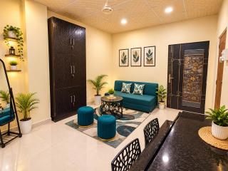 Lavish Abode Green & Black Suite - 4