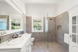 Pet Friendly Family Home In Brisbane - Relocations and Family Stays - Fast Internet - Parking - Netflix - 7