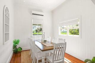 Pet Friendly Family Home In Brisbane - Relocations and Family Stays - Fast Internet - Parking - Netflix - 4