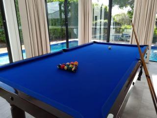 5BDR Ultimate Family Retreat Pool Toys Galore - 4