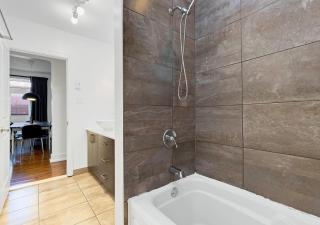 LiV MTL Chic – Spacious 4BR Rooftop Suites Near Downtown - 8