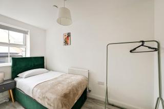 Luxury Dartford 5BR, 10 Beds, Groups, Free Parking, Snooker Table, Sleeps 14 - 8