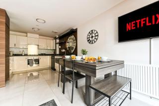 Luxury Dartford 5BR, 10 Beds, Groups, Free Parking, Snooker Table, Sleeps 14 - 2