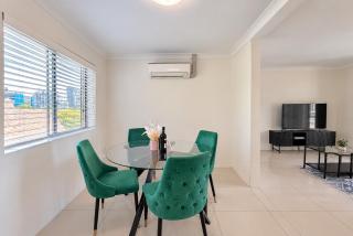 Spacious 2BRM Apt Close to Gabba with Parking & Wifi - 6