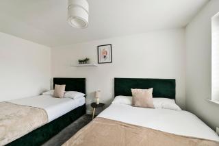 The Bridge - 4 BDR, 6 Beds, Sleeps 11l, Parking X 2 - 2