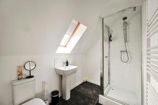 The Bridge - 4 BDR, 6 Beds, Sleeps 11l, Parking X 2 - 5