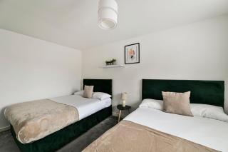 The Bridge - 4 BDR, 6 Beds, Sleeps 11l, Parking X 2 - 1
