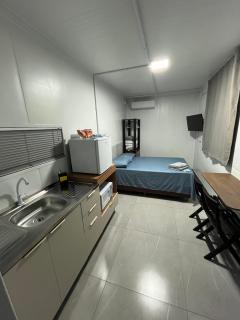 Flat Container com cama de casal e colchão solteiro no chão para até 3 pessoas à 3 km centro Brusque e 2 km hospital Azambuja - 8