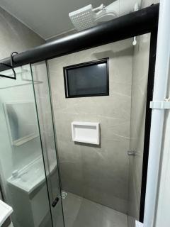 Flat Container com cama de casal e colchão solteiro no chão para até 3 pessoas à 3 km centro Brusque e 2 km hospital Azambuja - 2