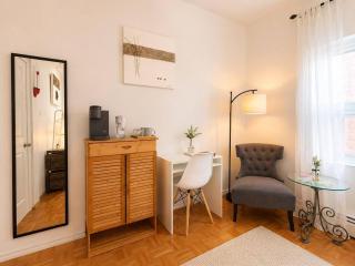 Dovercourt Suites Parking Available - 9