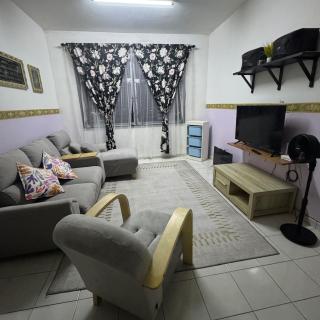 AHM Family Homestay Apartmen Molek Ria - 0