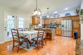 Screened Porch, Fire Pit! Family Home Near K-State - 6