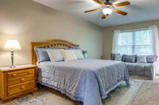 Screened Porch, Fire Pit! Family Home Near K-State - 1