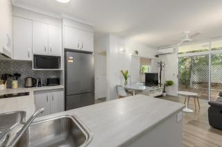 Deluxe ground floor 1 Bedroom at Coral Apartments - 2