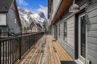 The Canmore Mountain View Retreat with Heated Pool & Hot Tub - Canmore - 6