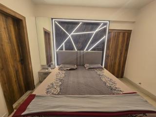 Jackie's Den, private room in a 3bhk flat - 0