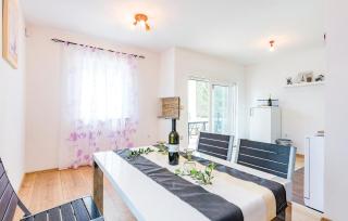 Amazing Apartment In Valbandon With Outdoor Swimming Pool - 2