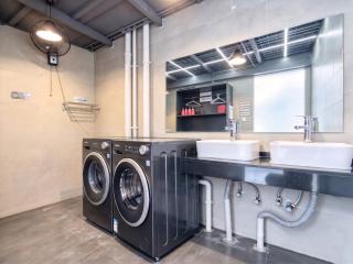 Hidden Garden Youth Hostel -Oriental Pearl &Lujiazui -Garden Social Area -Bar -Café -Free Laundry Luggage Storage -24H Front Desk -English Service - 6