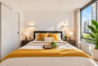 Chic 2BR Steps from Yaletown - 4