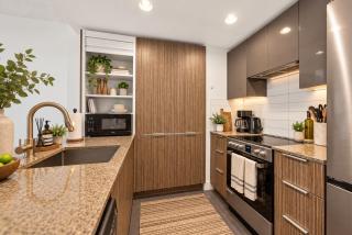 Chic 2BR Steps from Yaletown - 2