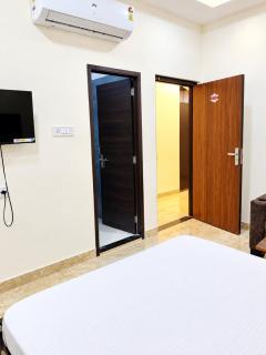 Hotel Shiv Paradise - 1