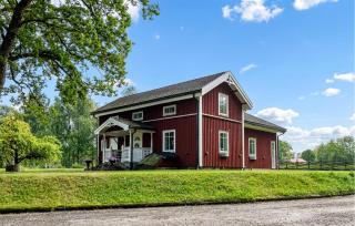 4 Bedroom Beautiful Home In Hestra - 2