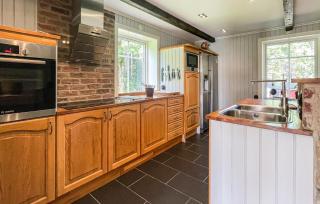 4 Bedroom Beautiful Home In Hestra - 4
