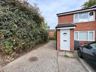 Comfortable 1 Bed Darlington Apartment w Parking - 6