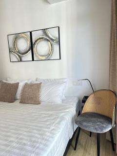 Modern Comfort Apartment in Forest City with Pool and Gym Access - 1