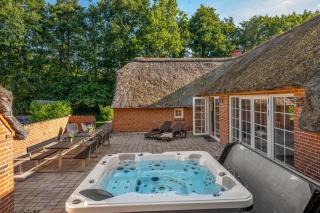 Beautiful Pool House With Enclosed Terrace, Outdoor Hot Tub, Activity Room, Shelter And Fire Pit - 9