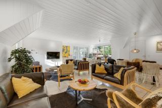 Beautiful Pool House With Enclosed Terrace, Outdoor Hot Tub, Activity Room, Shelter And Fire Pit - 5
