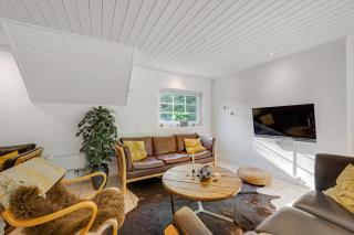 Beautiful Pool House With Enclosed Terrace, Outdoor Hot Tub, Activity Room, Shelter And Fire Pit - 4