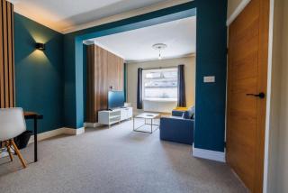 Glebe Suite I Cozy 2BR I Close to Barry Town I Near Jenner Park Football Club I WiFi I Parking I Easy Cardiff Access - 0