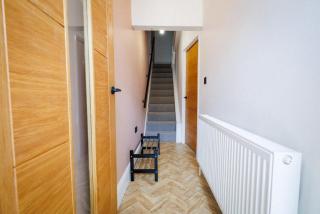 Glebe Suite I Cozy 2BR I Close to Barry Town I Near Jenner Park Football Club I WiFi I Parking I Easy Cardiff Access - 4