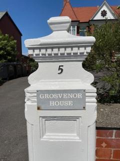 Newly refurbished stunning two bed apartment - 8