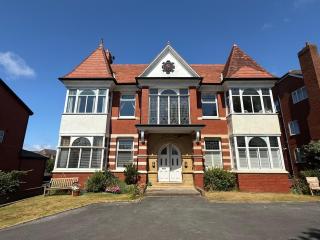 Newly refurbished stunning two bed apartment - 9