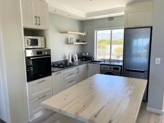 42 Whale Rock Estate - Sea View 2-Bed, Pool & Rocky Beach - 6