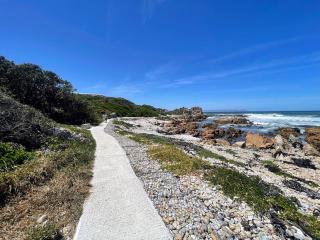 42 Whale Rock Estate - Sea View 2-Bed, Pool & Rocky Beach - Hermanus - 1
