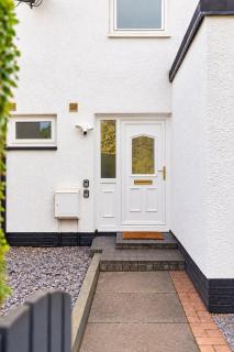 Contractor & Family Friendly House - Sleeps 8 - FREE Parking and Fast Wi-Fi - 3