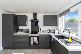Contractor & Family Friendly House - Sleeps 8 - FREE Parking and Fast Wi-Fi - 8