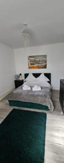 Bright Two-Bedroom Apartment with Parking, Close to Train Station & Seaside - 1