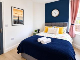 Town centre modern accommodation, free parking, sleeping 3 - 6