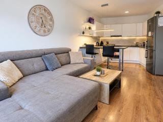 E2 Luxury OldTown Apt - 2x Parking, Foodstore, PCscreen, Netflix, Unlimited Music, Crib, BabyChair, FastWifi, Aircon - 2