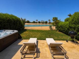 Ollystays-Heated Jacuzzi, Lagoon & Golf, Chic 4BR Townhouse - 9