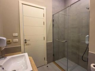Ollystays-Heated Jacuzzi, Lagoon & Golf, Chic 4BR Townhouse - 8